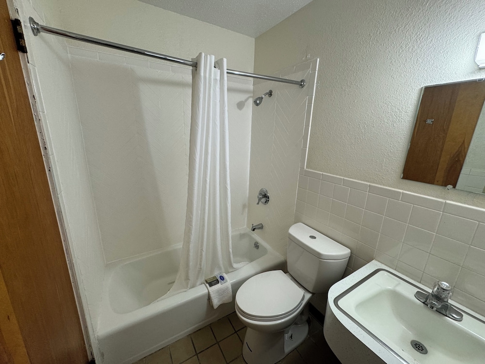 Deluxe Room, 1 King Bed photo 2
