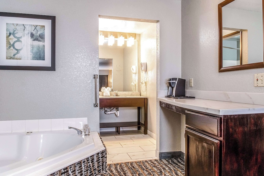 Suite, 1 King Bed, Non Smoking, Hot Tub - Photo 1