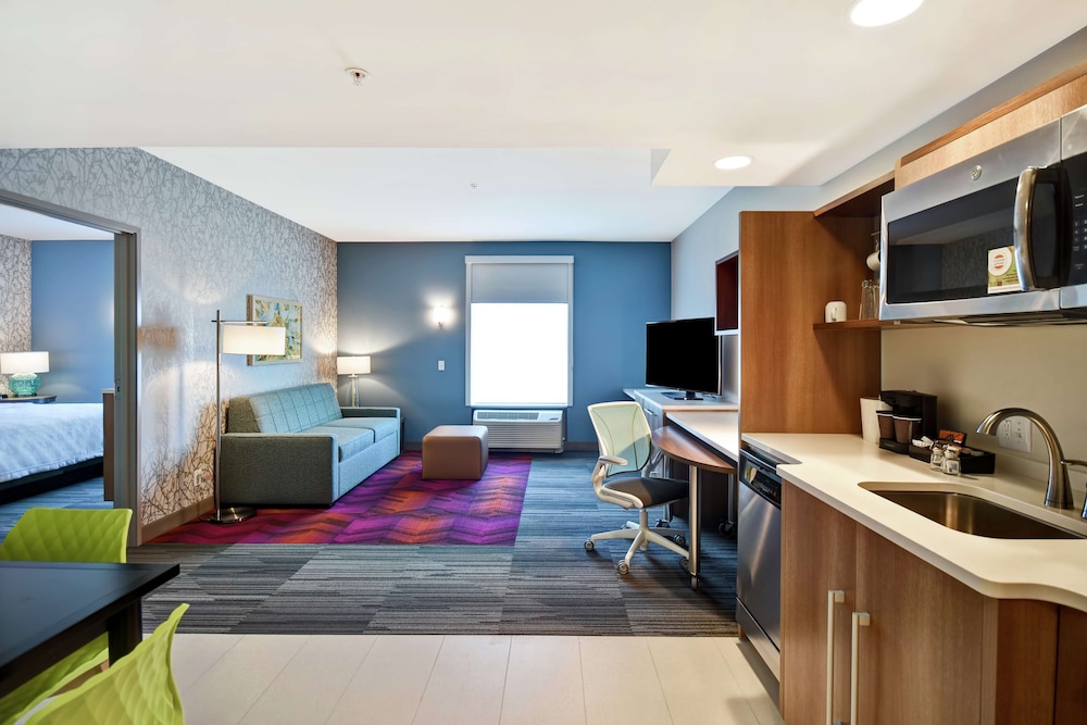 Suite, 1 King Bed, Accessible, Bathtub (Mobility & Hearing) photo 2