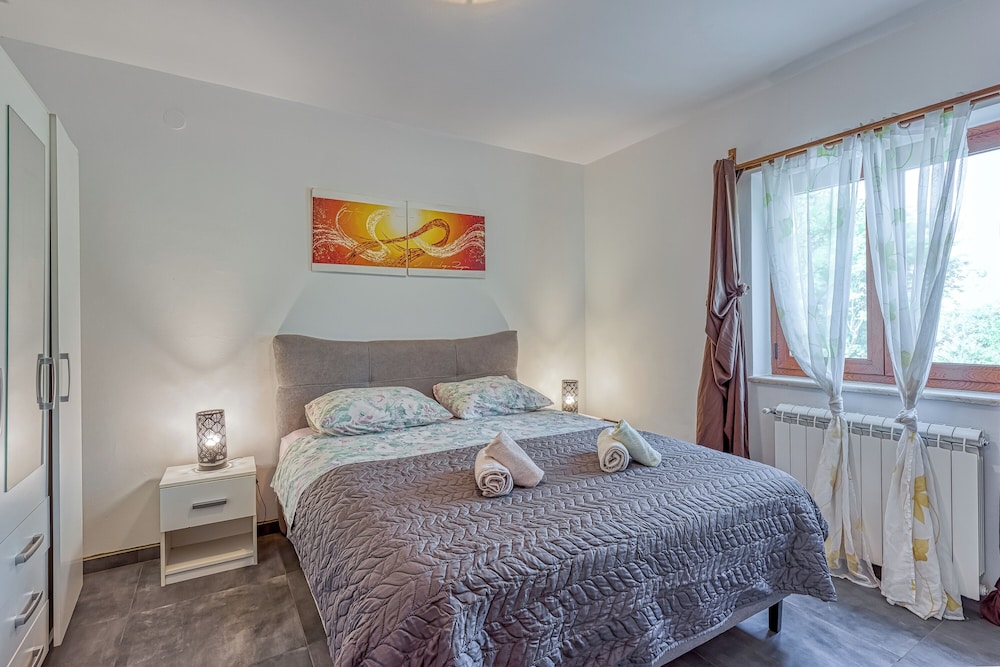 Family House, Multiple Bedrooms, 2 Bathrooms (Villa Simac With Pool and Whirlpool)