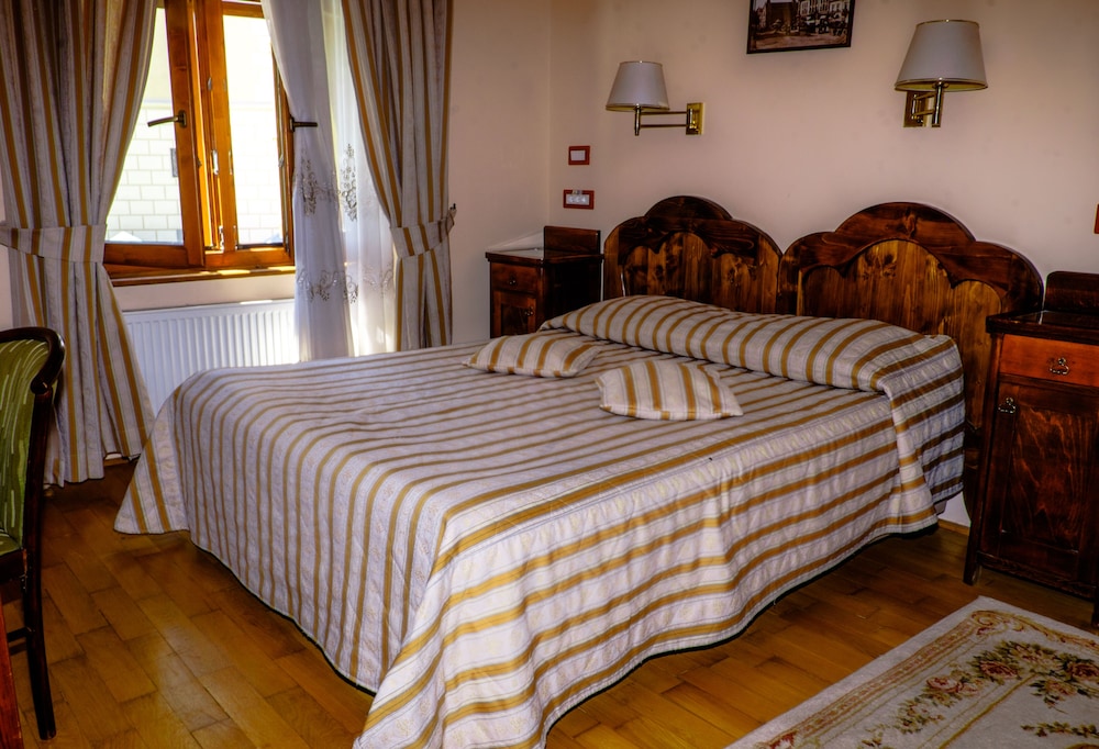 Standard Double Room with view - Photo 4