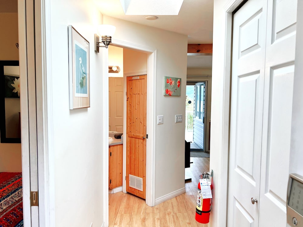 Classic Cabin 12 - 2 Queen Bedrooms + Queen Sofa Bed, 1 Bathroom, Kitchen & Lakefront Views