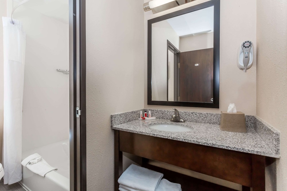 Room, 2 Queen Beds, Non Smoking, Ground Floor (First Floor) - Photo 2