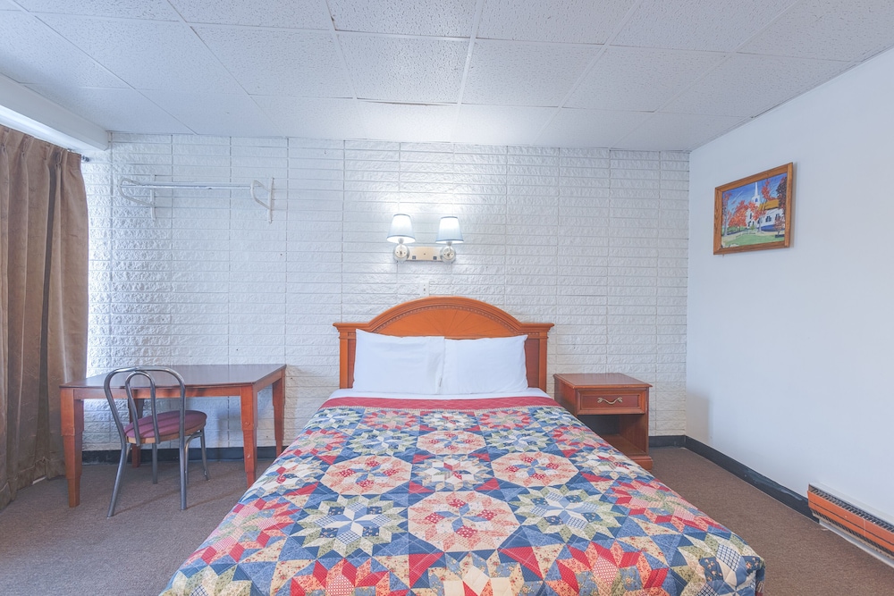 Room, 1 King Bed, Smoking photo 3
