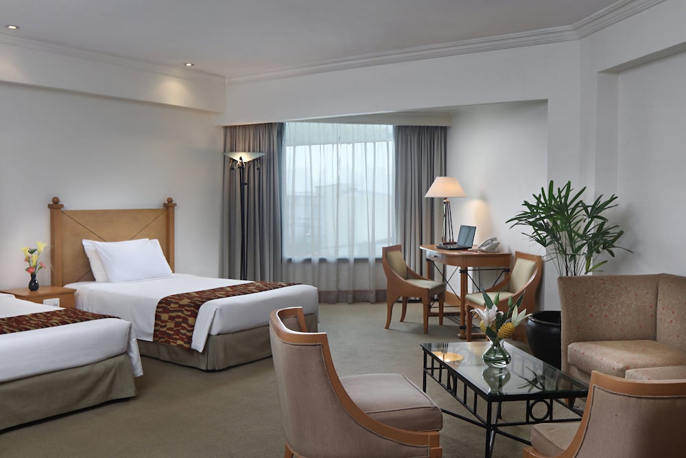 Junior Suite King Bed, Club Access - Photo 1