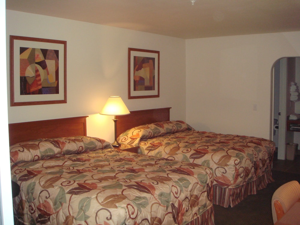 Standard Room, 2 Queen Beds, Smoking photo 3