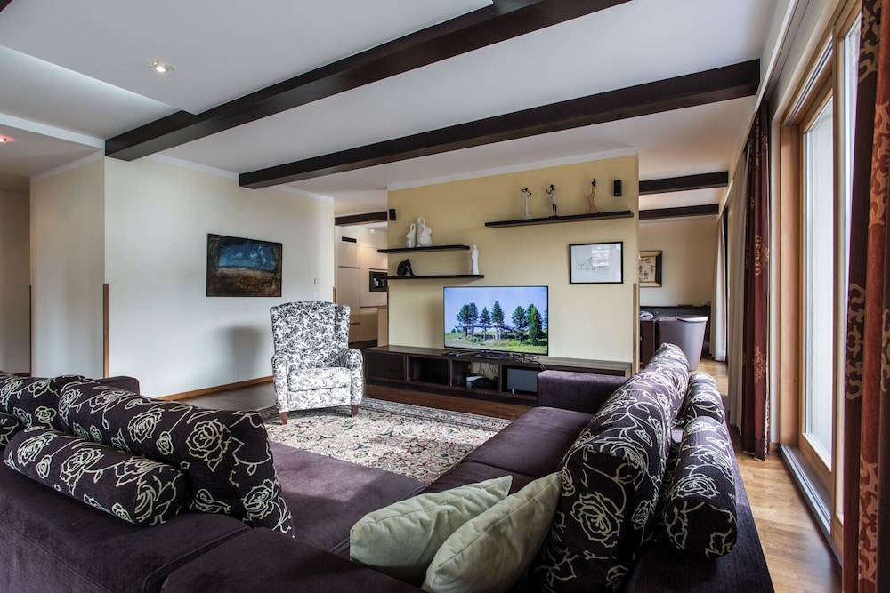 Executive Suite - Photo 10