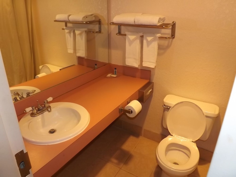 Standard Room, 1 King Bed, Non Smoking - Photo 4