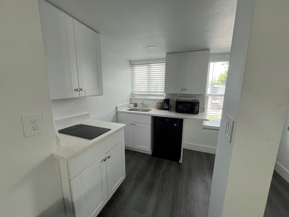 Deluxe Room, 1 King Bed, Accessible Bathtub, Kitchenette photo 3