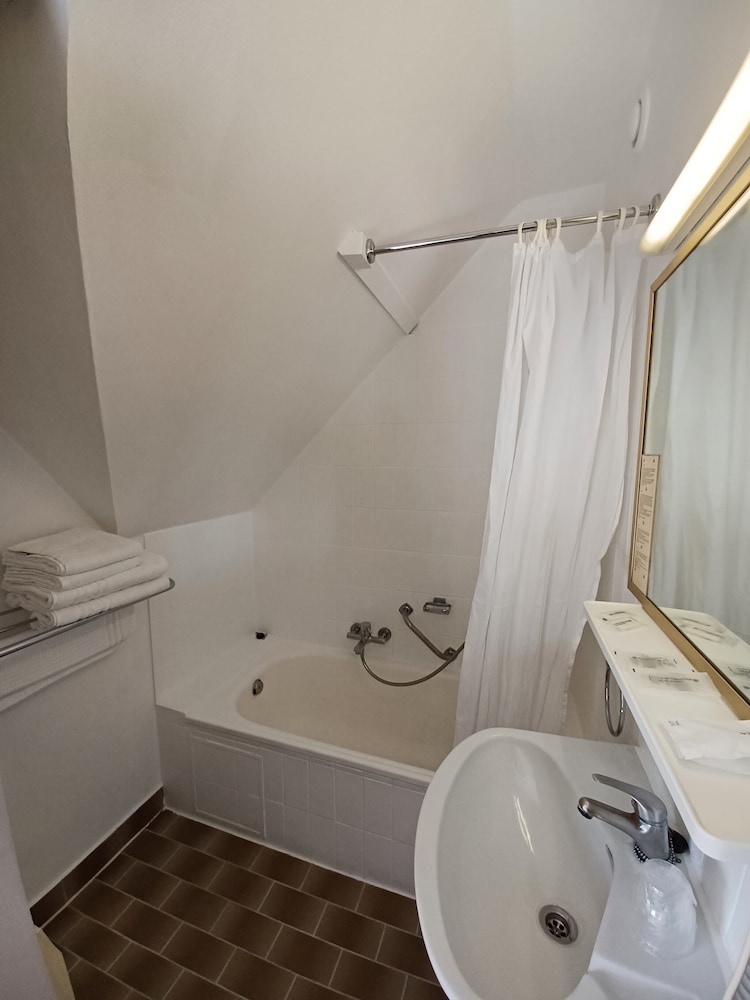 Standard Double Room - Photo 11
