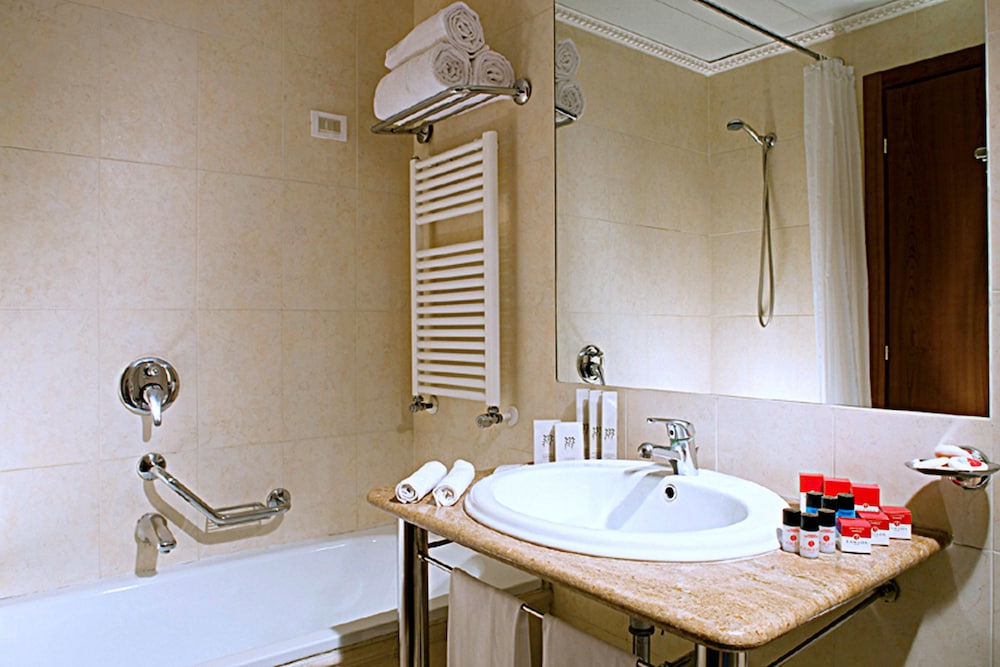 Standard Double or Twin Room - Photo 4