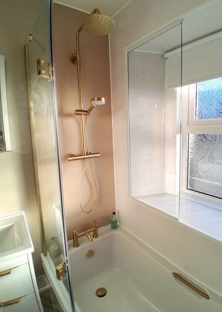 Suite, Ensuite photo 3