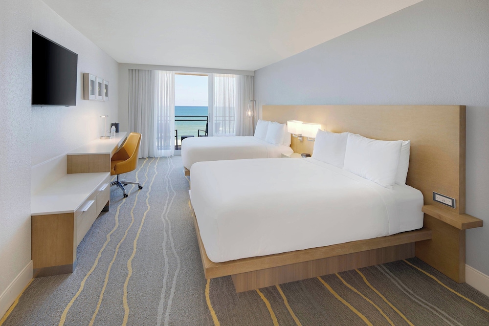 Room, 2 Queen Beds, Balcony, Oceanfront (Mobility Accessible, Roll-in Shower)