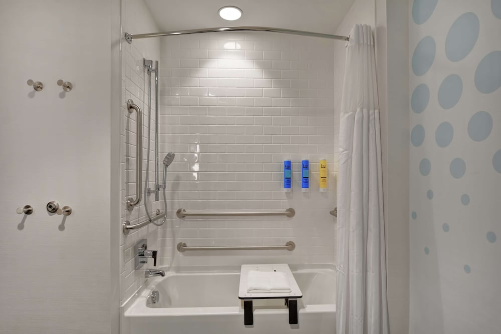 Room, 1 King Bed, Accessible, Bathtub - Photo 5