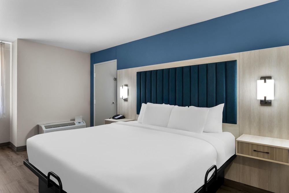 Standard Room, 1 King Bed, Non Smoking - Photo 5