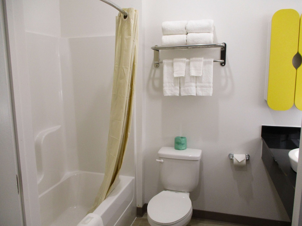 Standard Room, 2 Queen Beds, Non Smoking - Photo 10