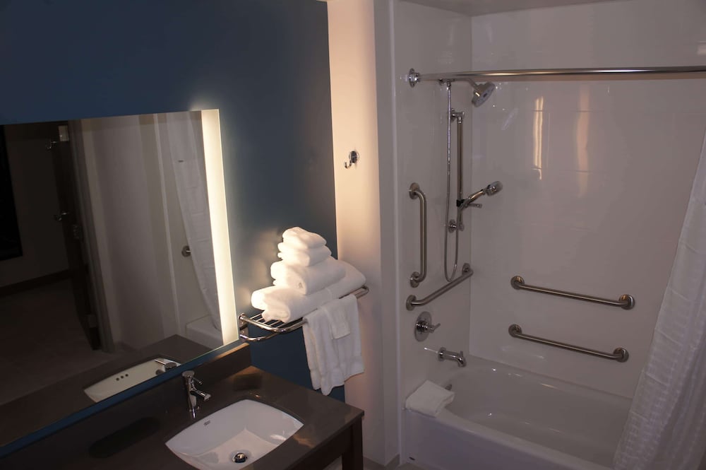 Deluxe Room, 2 Queen Beds, Accessible, Non Smoking (Mobility, Bathtub w/ Grab Bars) - Photo 4