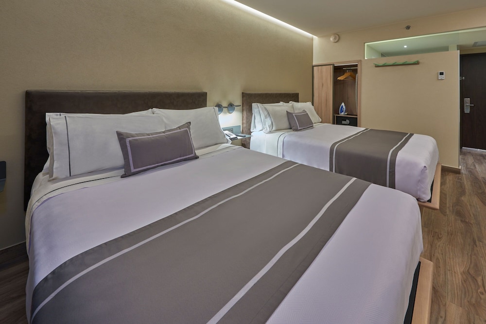Room, 2 Queen Beds - Photo 1