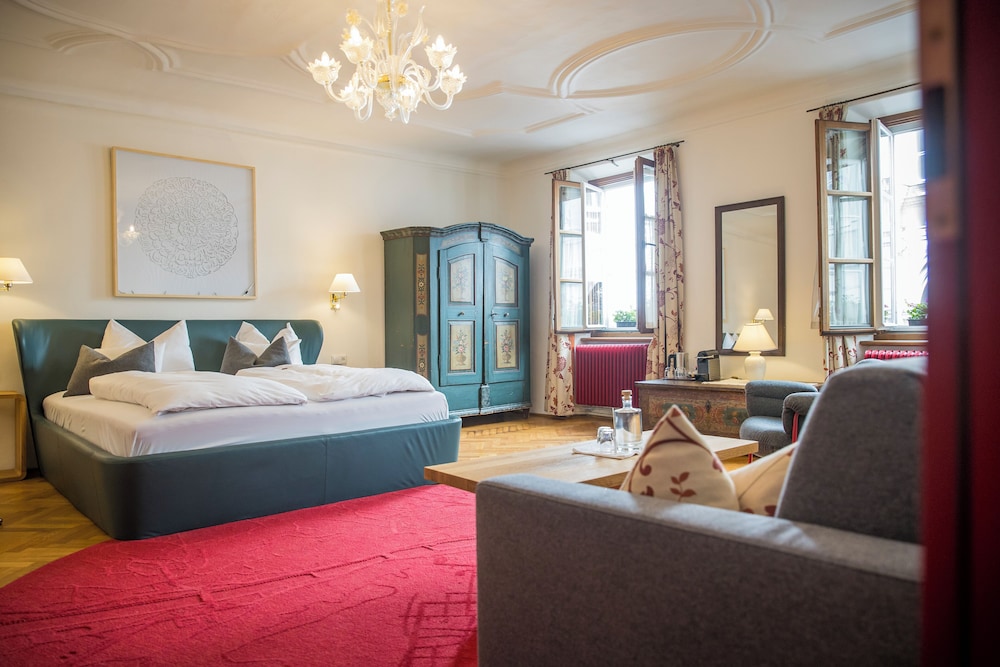 Suite - Photo 1