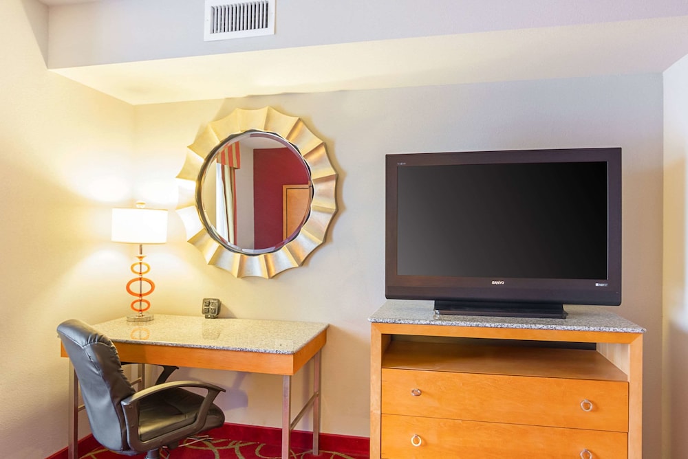 Deluxe Suite, 1 Bedroom, Non Smoking (2 Queen Beds and Sofa Bed) photo 2