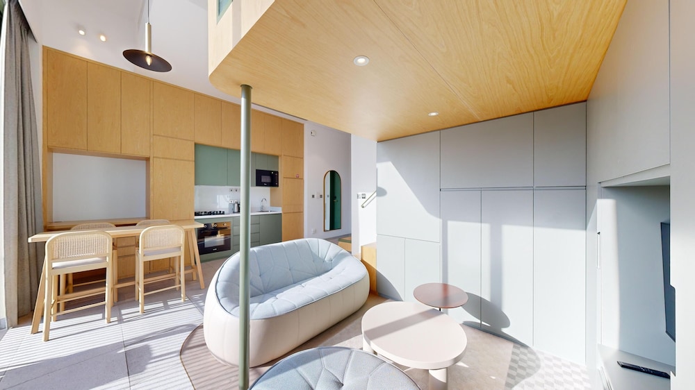 Deluxe Loft, 1 Bedroom, Private Bathroom, City View photo 3