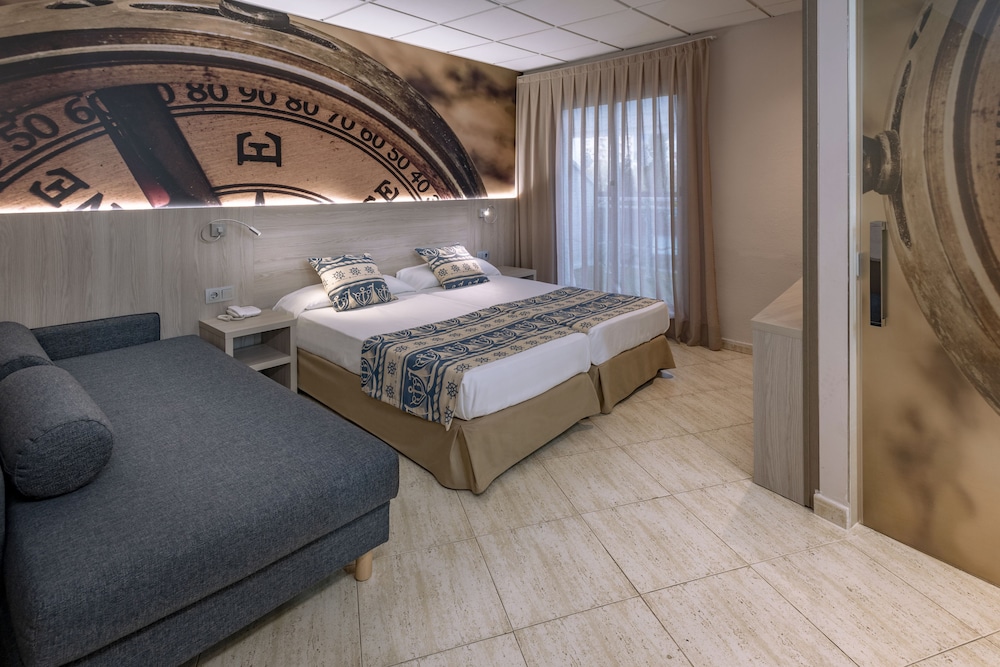 Standard Double or Twin Room, Balcony - Photo 2