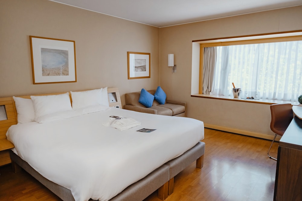 Standard Room, 1 Queen Bed with Sofa bed - Photo 4