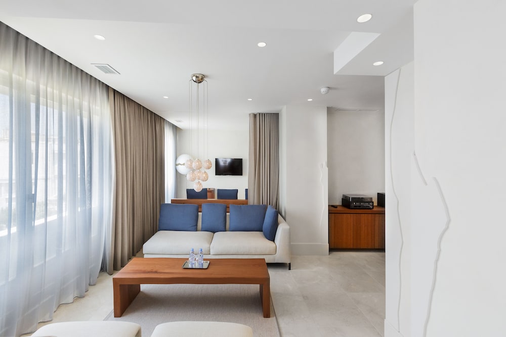 Suite, 1 King Bed, Sea View - Photo 3