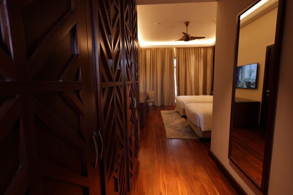 Luxury Room, 2 Twin Beds, Balcony, Lake View - Photo 5