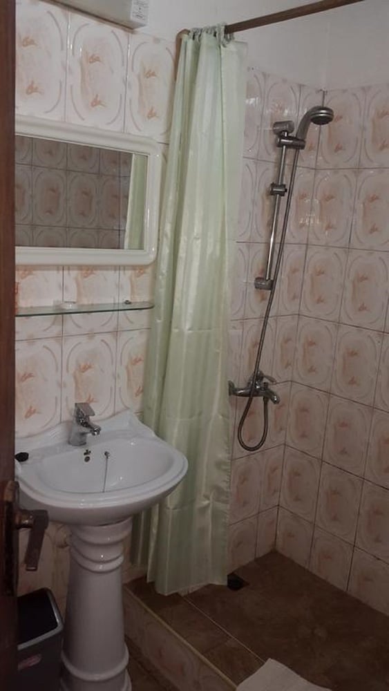 Twin Room (Tackie - Private Bathroom) photo 3