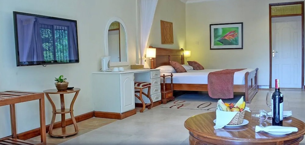 Deluxe Double Room, 1 King Bed, Garden View, Executive Level photo 3