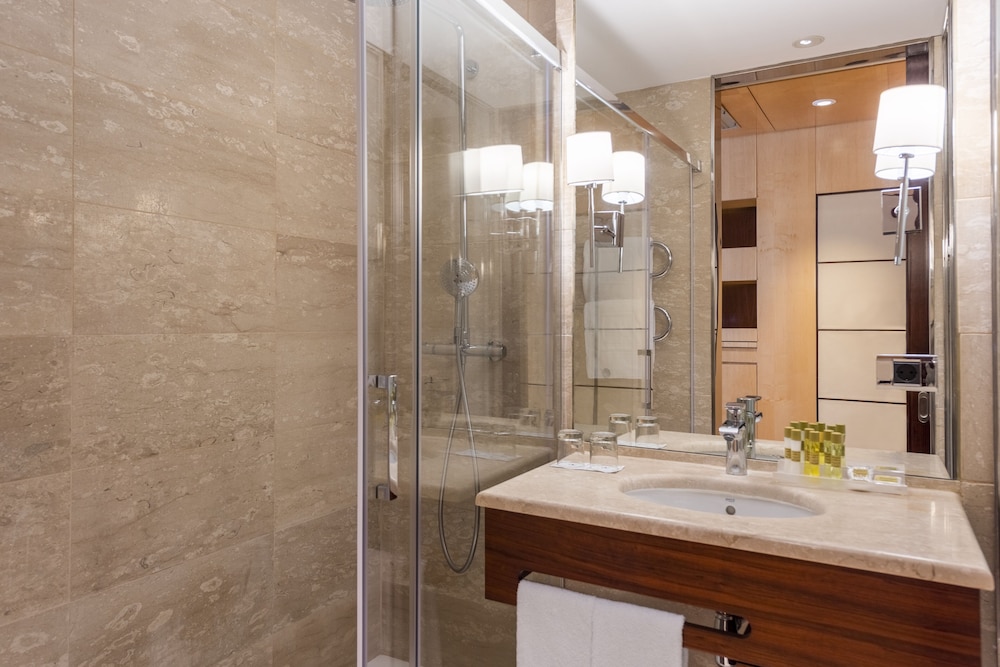 Superior Double Room, City View thumbnail 5