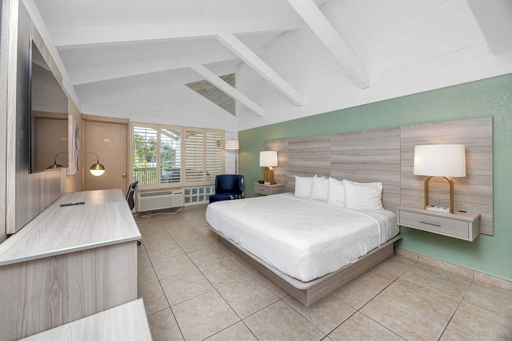 Suite, 1 King Bed, Non Smoking, Balcony - Photo 1