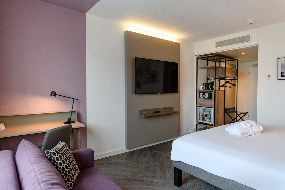 Executive Room, 1 Queen Bed with Sofa bed - Photo 7