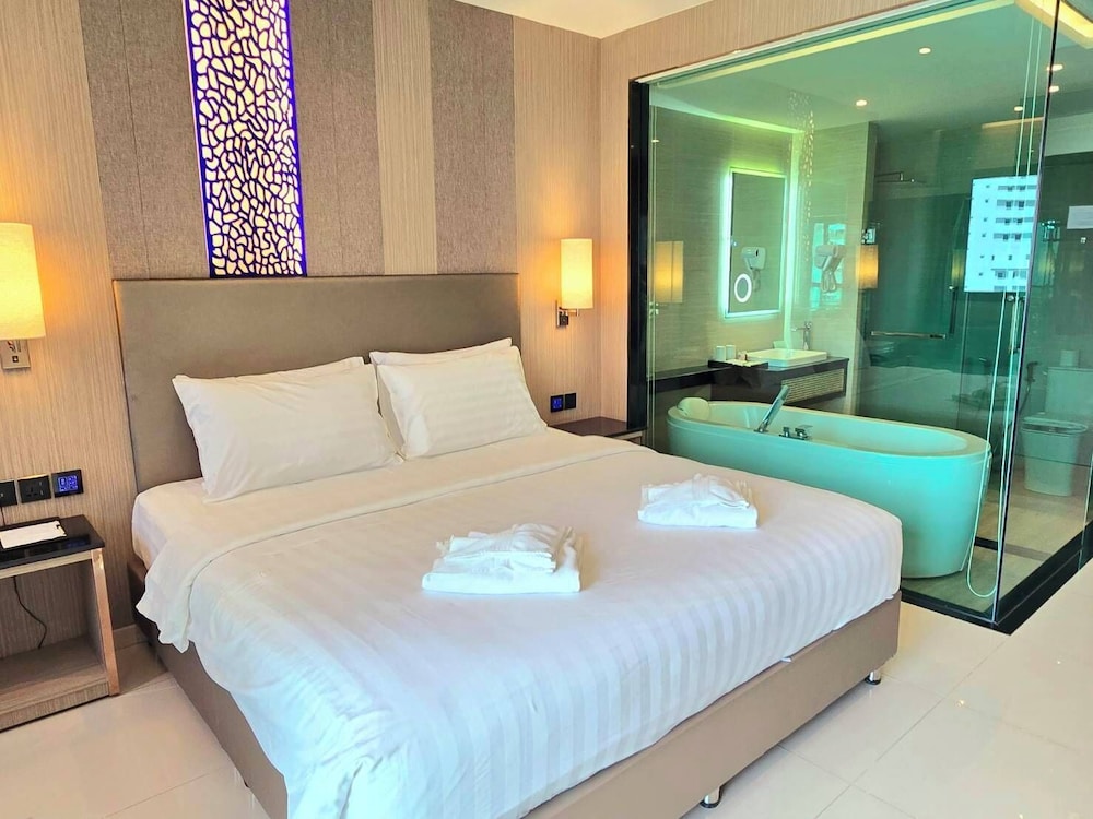 Suite Sea View with Balcony - Photo 4