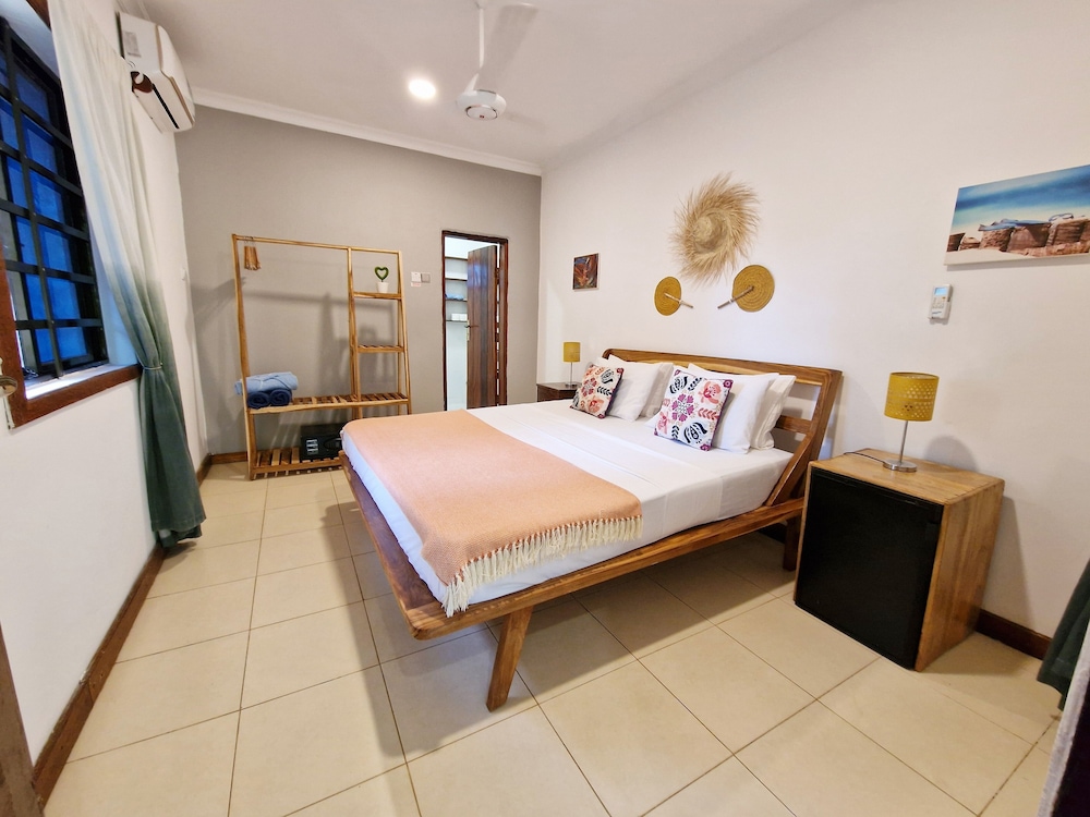Comfort Double Room, 1 Queen Bed, Partial Ocean View, Garden Area
