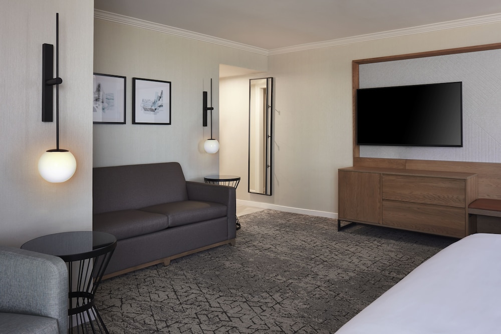 Superior Suite, 1 King Bed with Sofa bed thumbnail 5