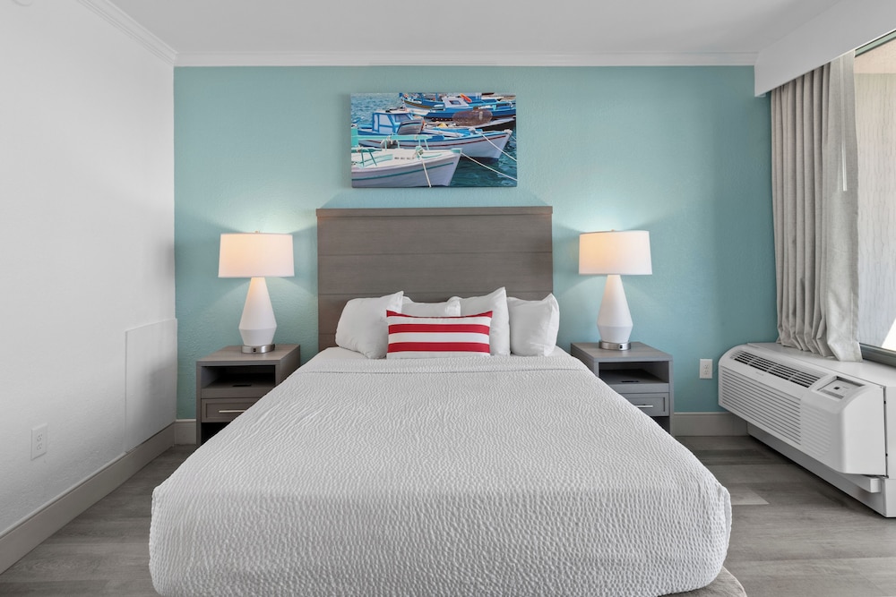 Schooner Oceanfront Deluxe Mini Suite - Photo 3
