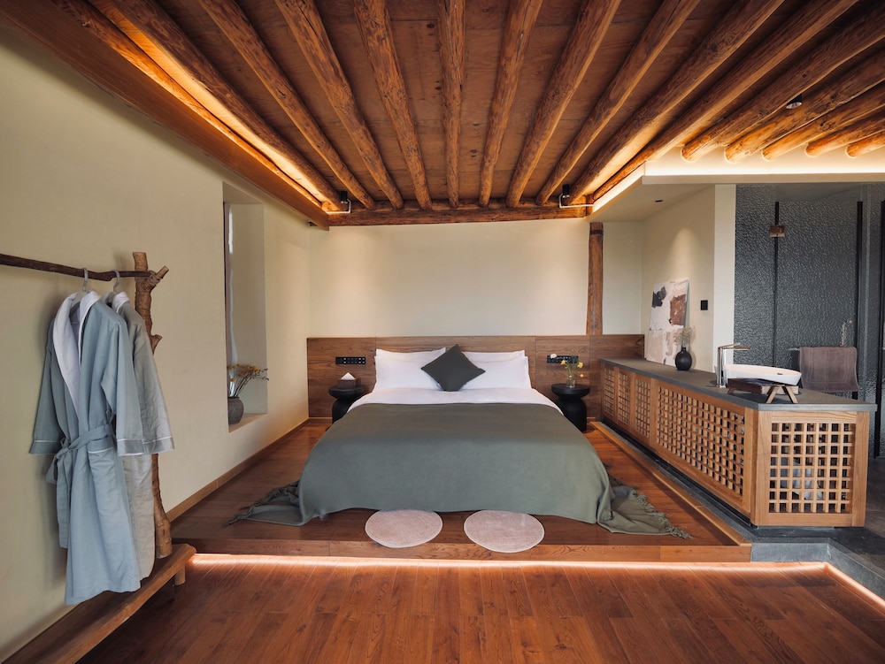 Double Room, 1 Queen Bed, Sea View photo 2