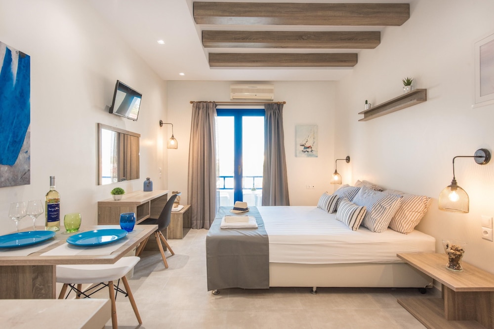 Superior Studio Suite, Partial Sea View
