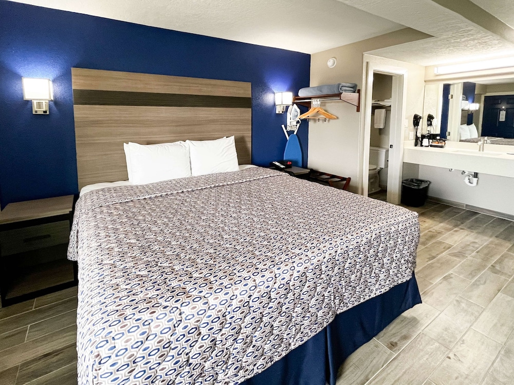 Standard Room, 1 King Bed, Non Smoking - Photo 5