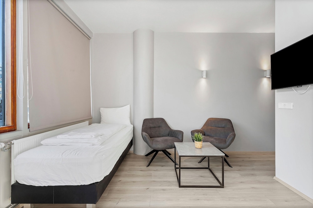 Studio, Multiple Beds - Three Adults - Photo 6