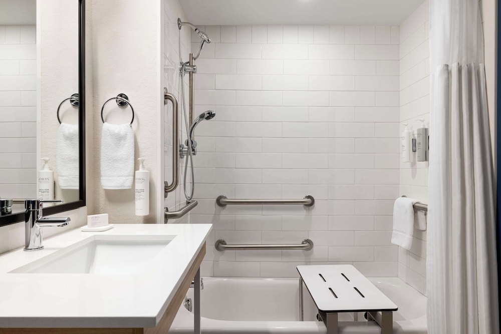 Room, 1 King Bed, Accessible, Bathtub (Mobility & Hearing) - Photo 5