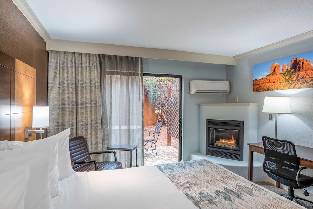 Suite 1 King Bed, Fireplace, Patio, Whirlpool Bath, Non-Smoking - Photo 1