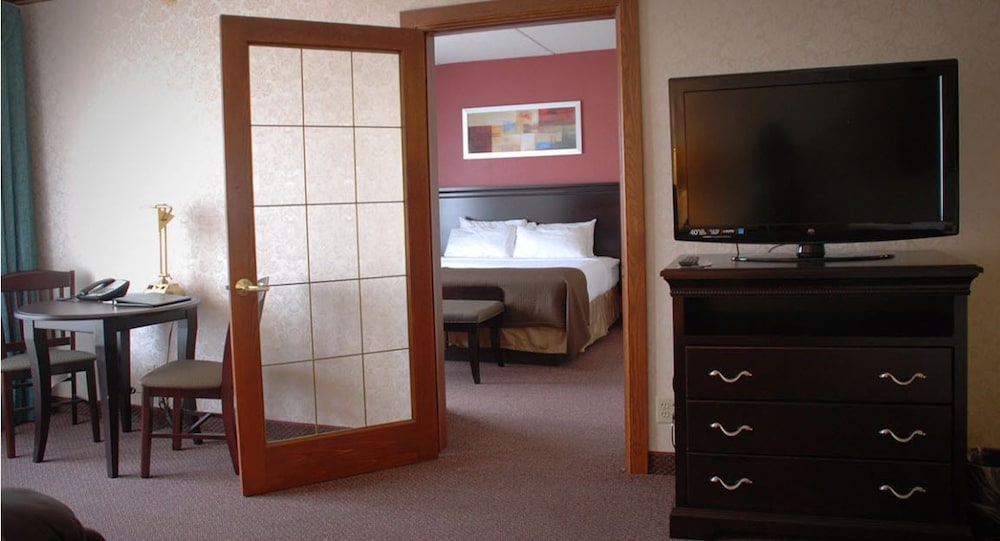 Deluxe Suite, 1 Bedroom, Jetted Tub (Not Pet Friendly) photo 1