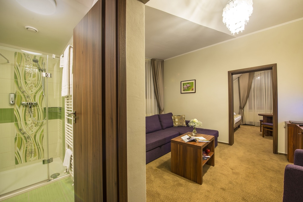 Senior Suite