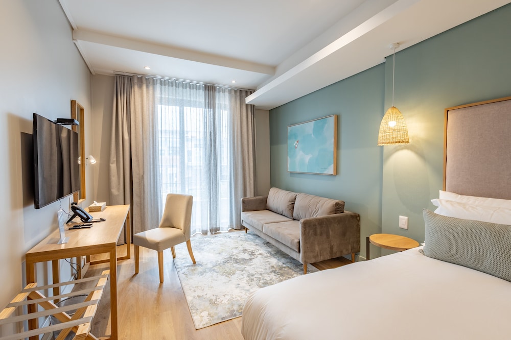 Luxury Suite - Photo 13