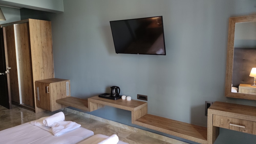 Superior Twin Room thumbnail 6