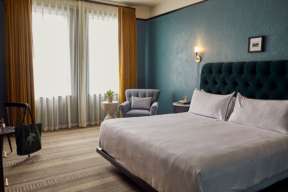 Premier Room, 1 King Bed, Accessible (Artist's) - Photo 1