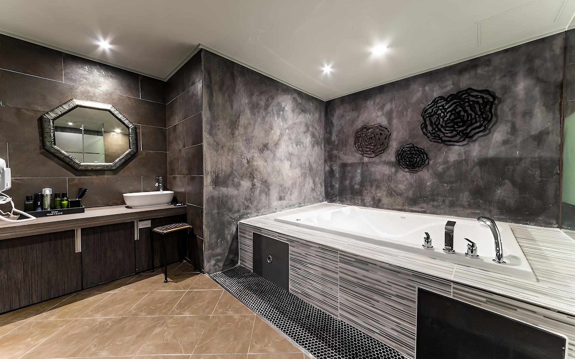 Room (VIP (Netflix + Spa + Microwave)) photo 2